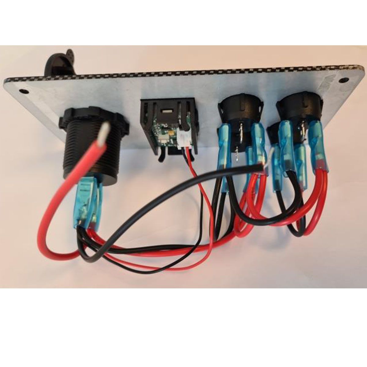 Bryterpanel Med Voltmeter og USB - 4-veis